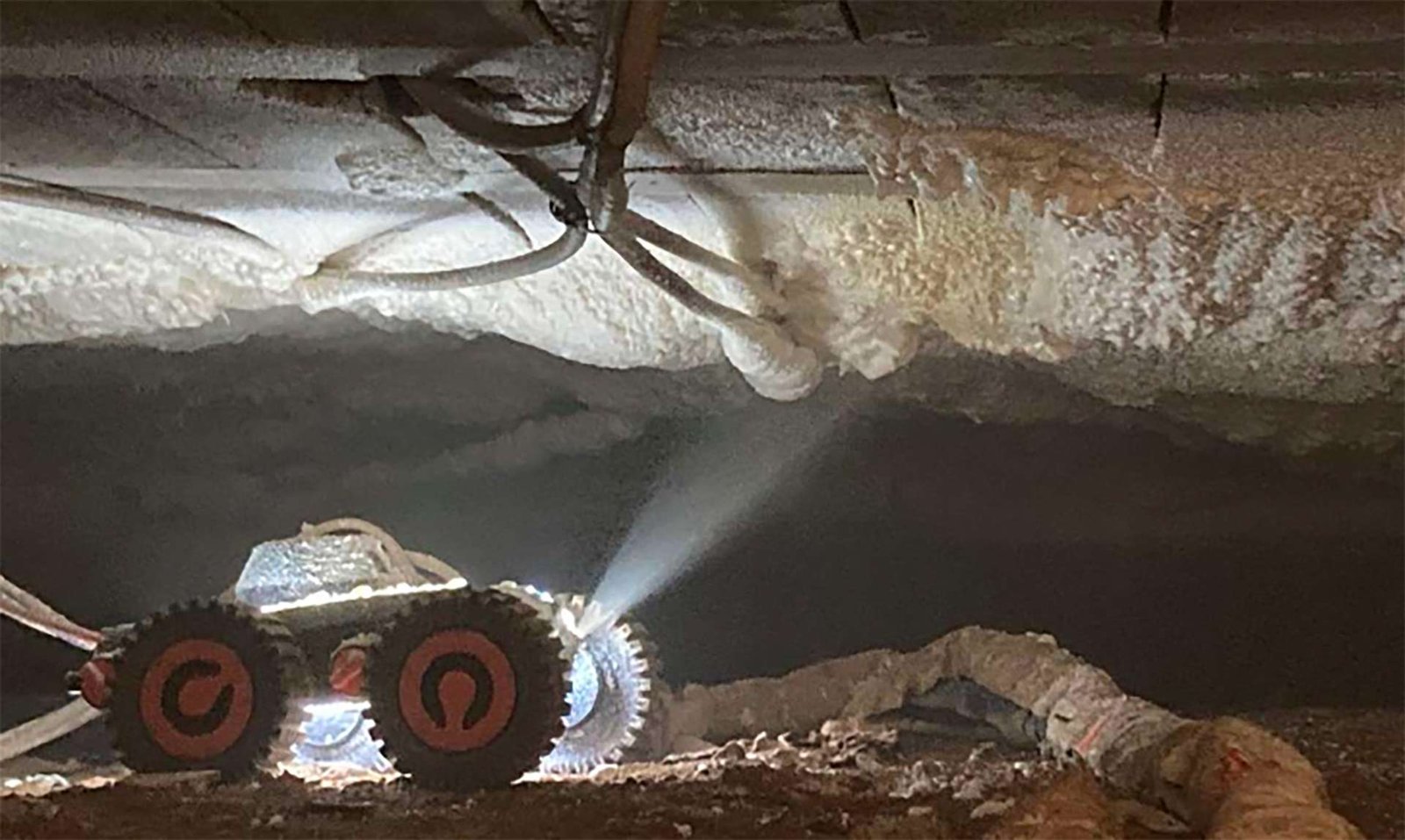 Polaire Isolation - Avec nos robots isolants Q-Bot, nous oeuvrons en faveur de la réhabilitation thermique des logements. Notre cible : les vides sanitaires.